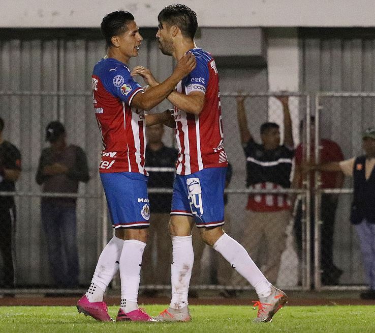 Jugadores de Chivas celebran el primer gol del partido