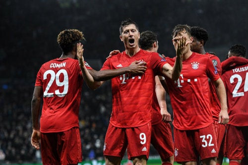 Robert Lewandowski festeja un gol con el Bayern