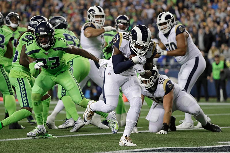 Todd Gurley se escapa en un acarreo contra los Seahawks