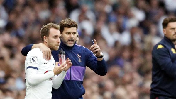 Pochettino y Ericksen intercambiando opiniones en un partido de Tottenham