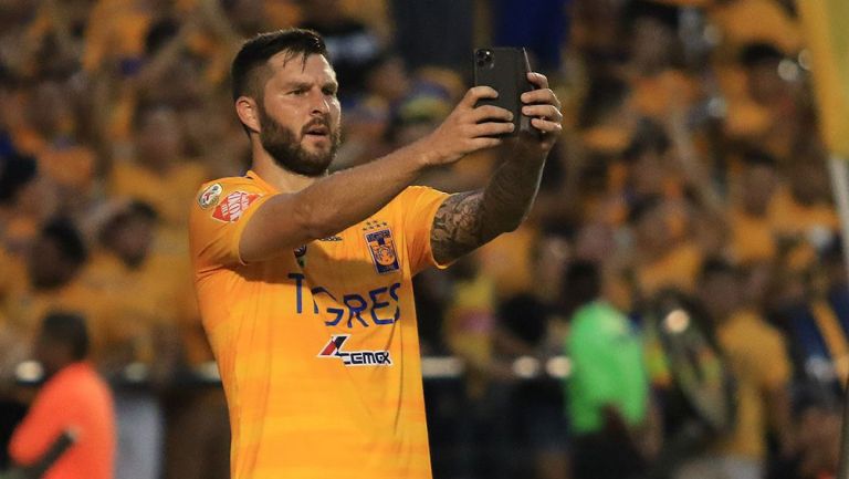 El peculiar festejo de la primera anotación de Gignac