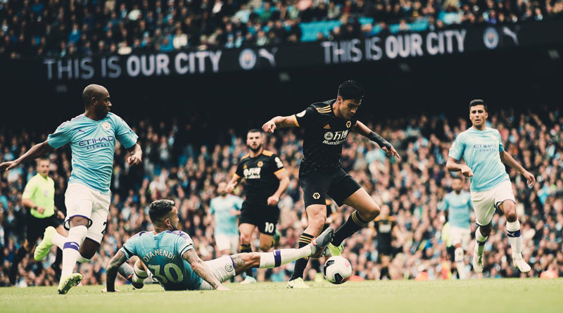 Raúl Jiménez genera peligro contra el Manchester City