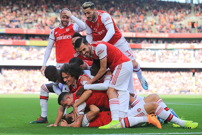 Jugadores del Arsenal celebran el gol de David Luiz