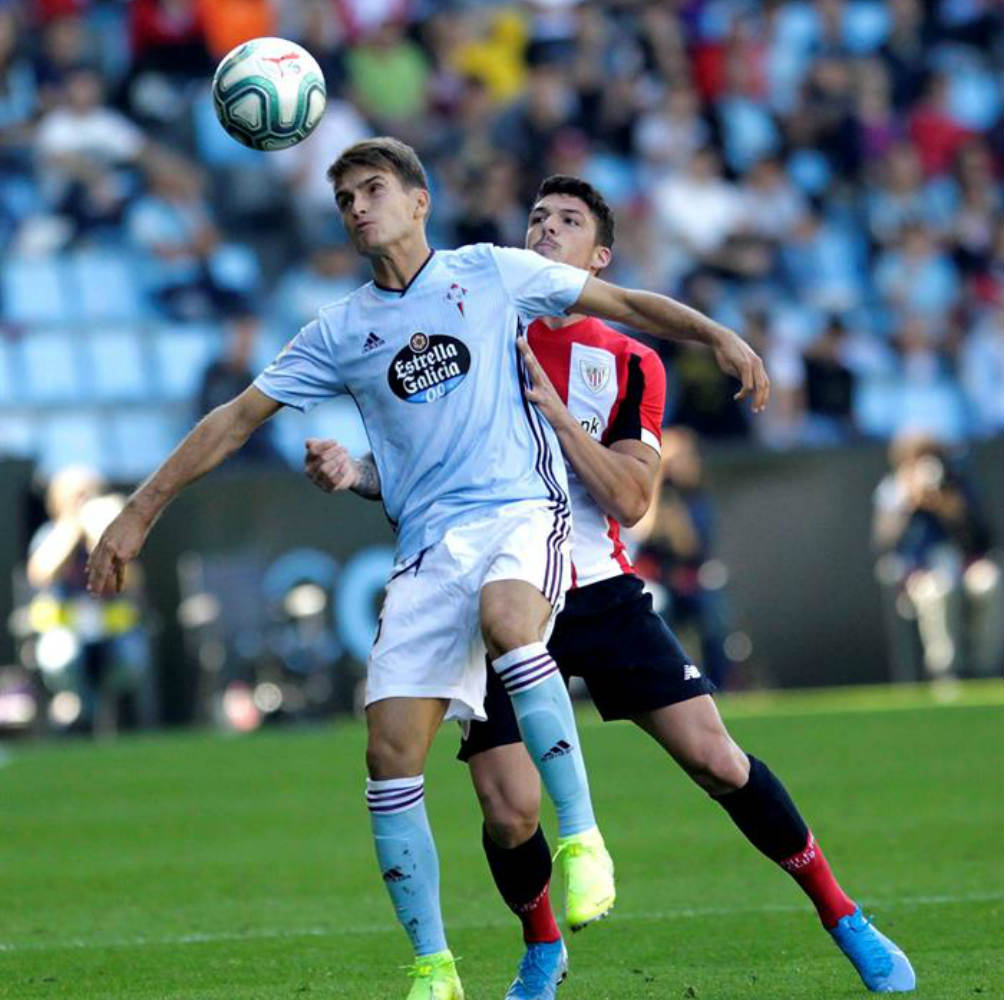 Denis Suárez controla el balón frente a Los Leones