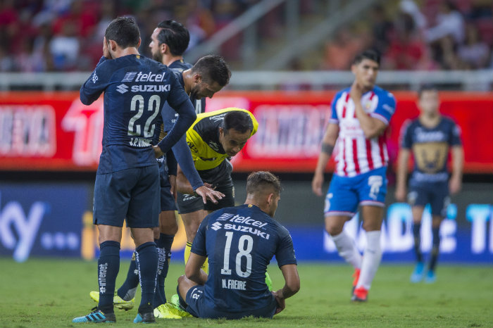 Freire lesionado en el partido contra Chivas