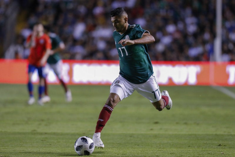 Tecatito conduce el balón en un juego con el Tri