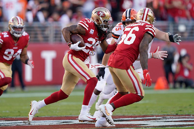 Richard Sherman corre con el balón tras una intercepción vs los Browns