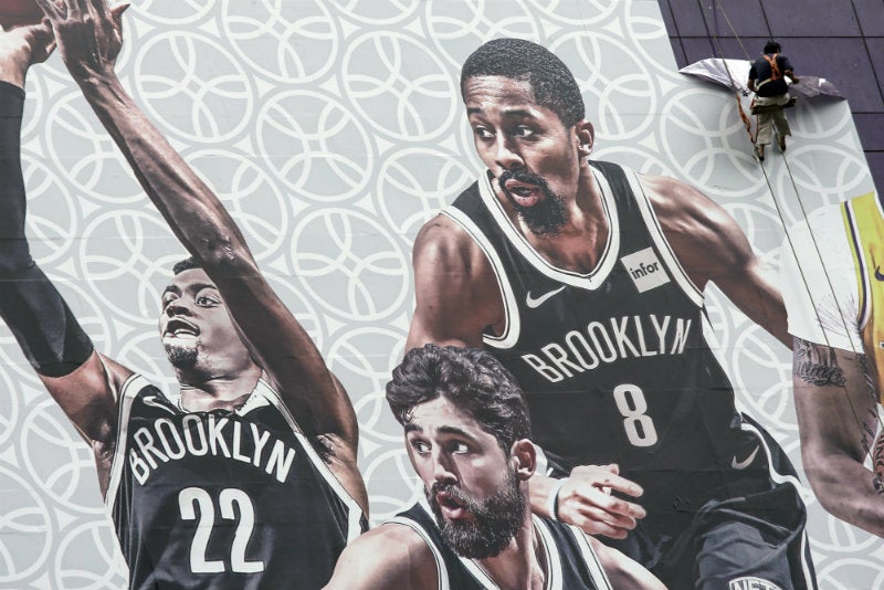 Trabajador retira anuncio de los Nets en Shangai