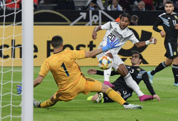 Gnabry anotando ante Argentina