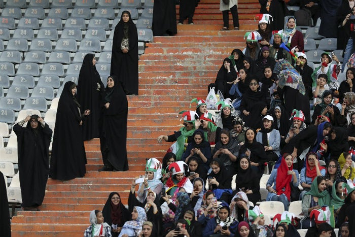 Mujeres disfrutan de un partido de futbol en Irán