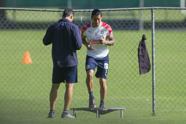 Carlos Cisneros durante un entrenamiento de Chivas