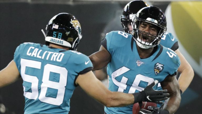 Defensiva de Jacksonville festeja un fumble sobre Titans