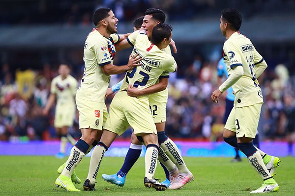 Bruno Valdez y otros jugadores de América celebran una anotación 