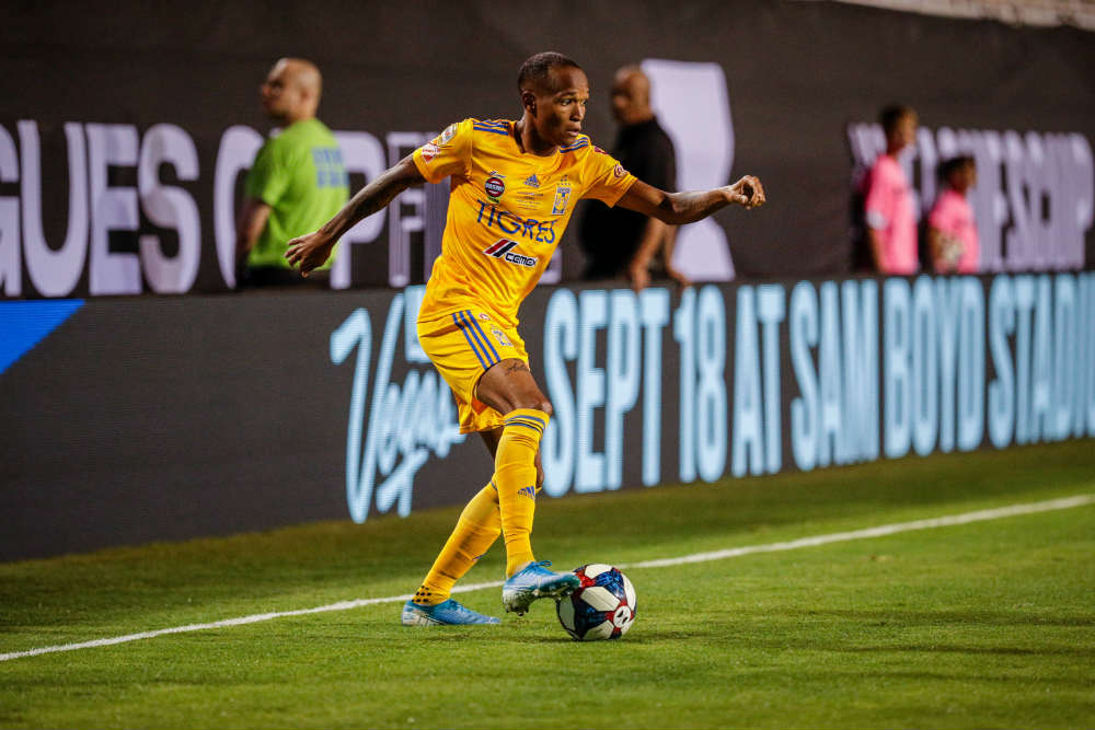 MEXSPORT Quiñones conduce la redonda en un duelo de los Felinos