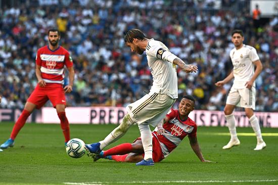 Sergio Ramos toca el balón contra Granada