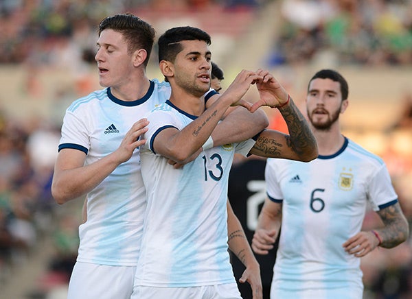 Jugadores de Argentina celebran empate con México