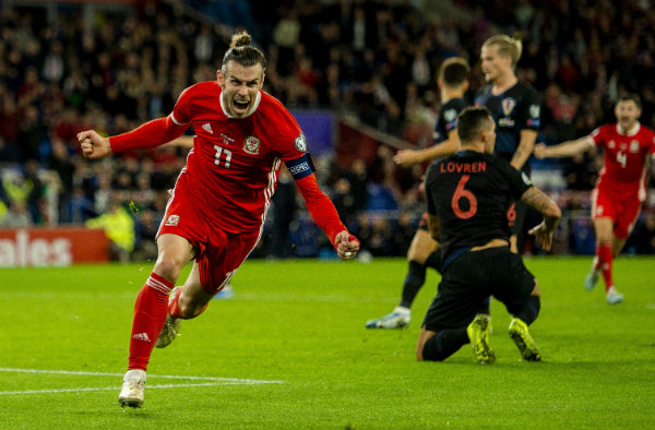 Gareth Bale celebrando su anotación con Gales ante Croacia