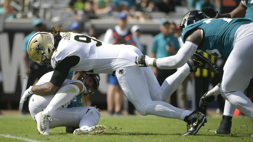 Gardner Minshew es capturado por la defensiva de los Saints