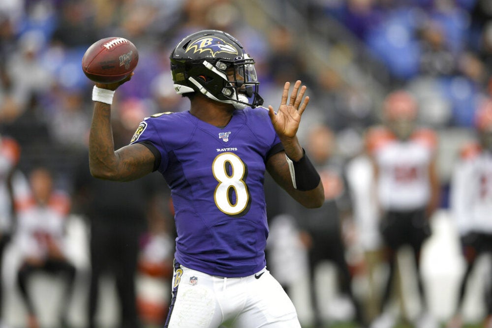 Lamar Jackson lanza el ovoide en juego ante Jaguars