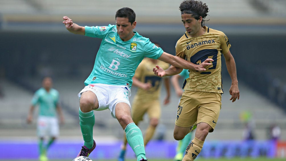 Guillermo Burdisso disputa el balón en un partido con León