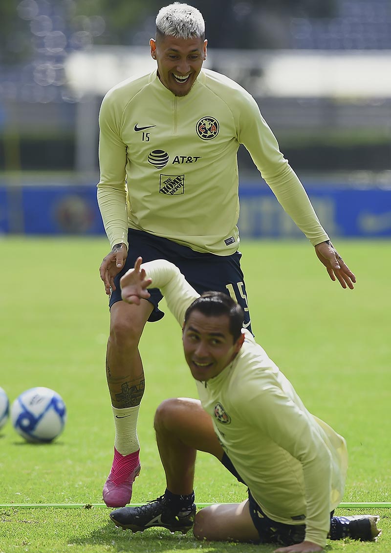 Nico y Paul Aguilar bromean durante una práctica azulcrema