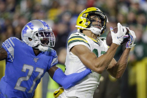 Allen Lazard atrapa un pase de anotación de Aaron Rodgers