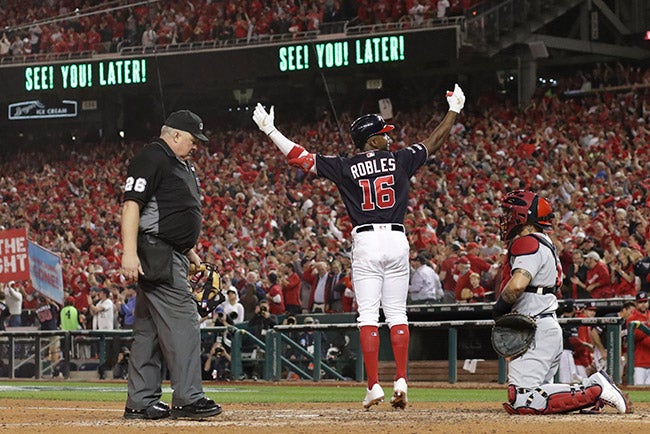 Robles anima a la multitud en Nationals Park