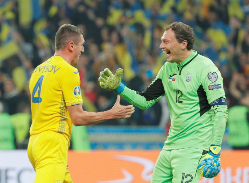 Krystiv y Pyativ celebran durante el partido