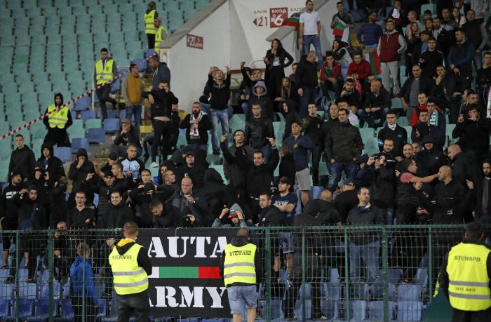 Fans de Bulgaria hacen señales racistas