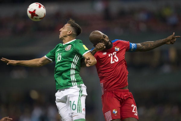 Héctor Herrera y Felipe Baloy durante un partido