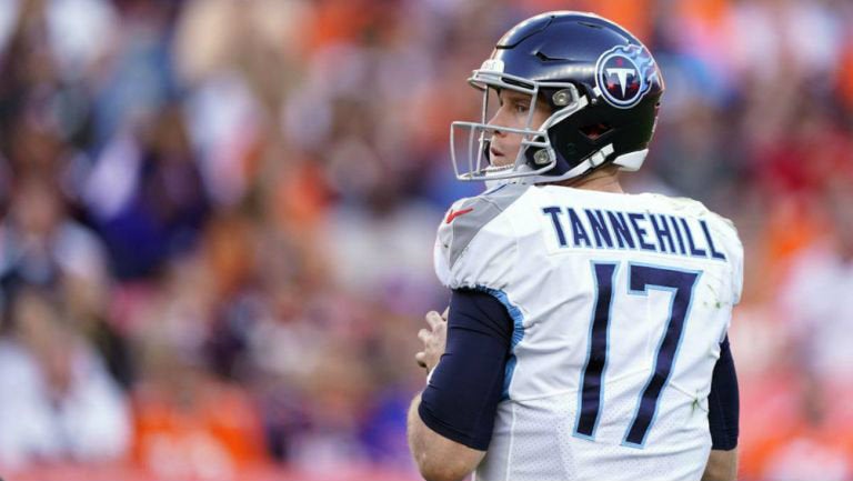 Ryan Tannehill durante un partido con los Titans