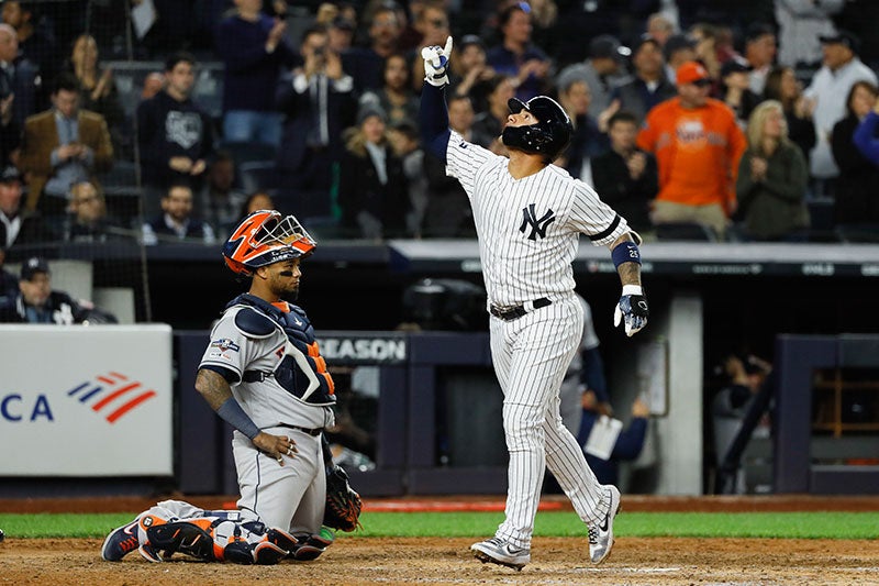 Gleyber Torres celebra una cerrera de los Yankees