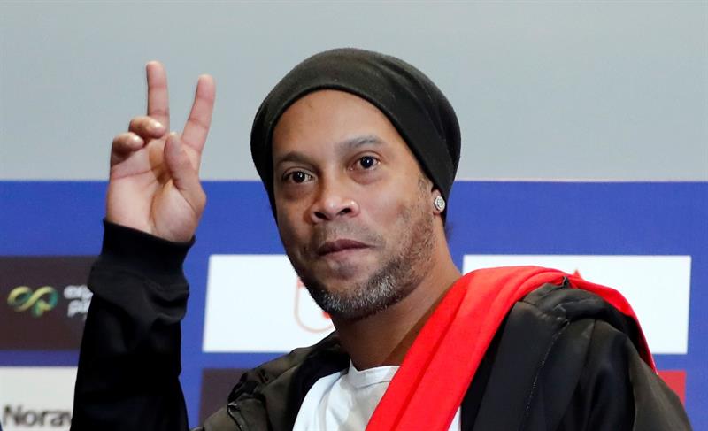 Ronaldinho saluda en un evento en Colombia