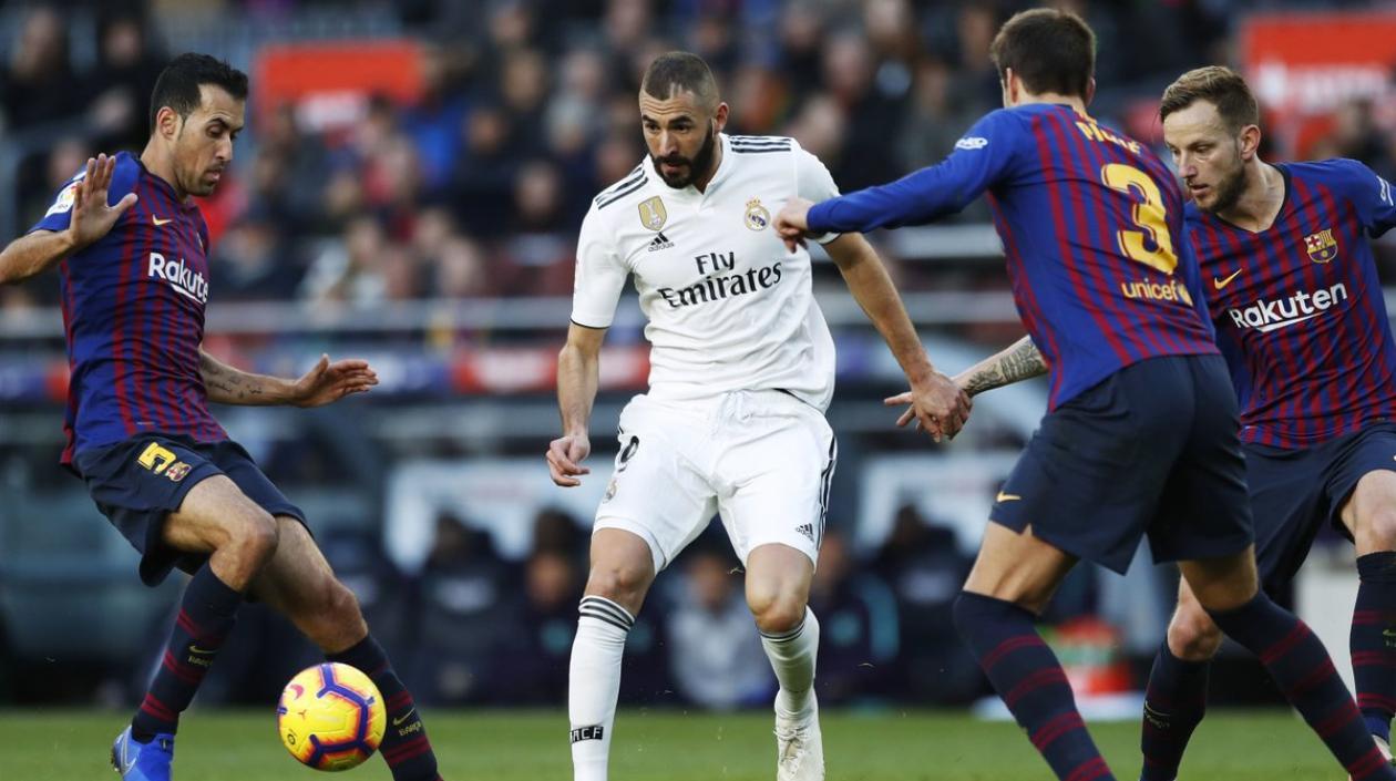 Benzema es marcado por tres jugadores en un Clásico Español
