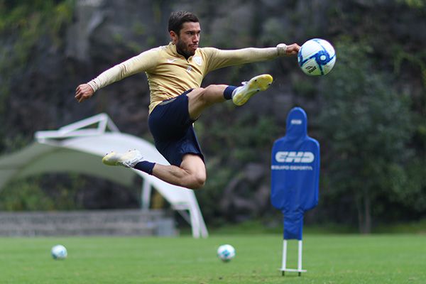 Juan Pablo Vigón en un entrenamiento con Pumas