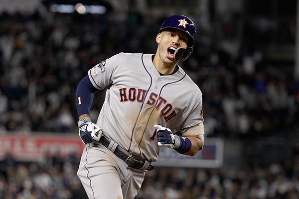 Carlos Correa festeja tras su cuadrangular contra Yankees 