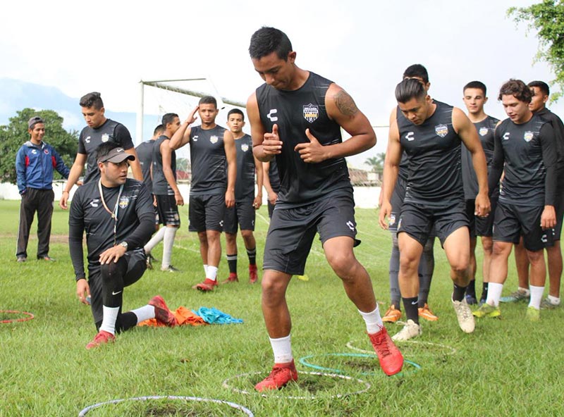 Jugadores de Albinegros de Orizaba, en el entrenamiento