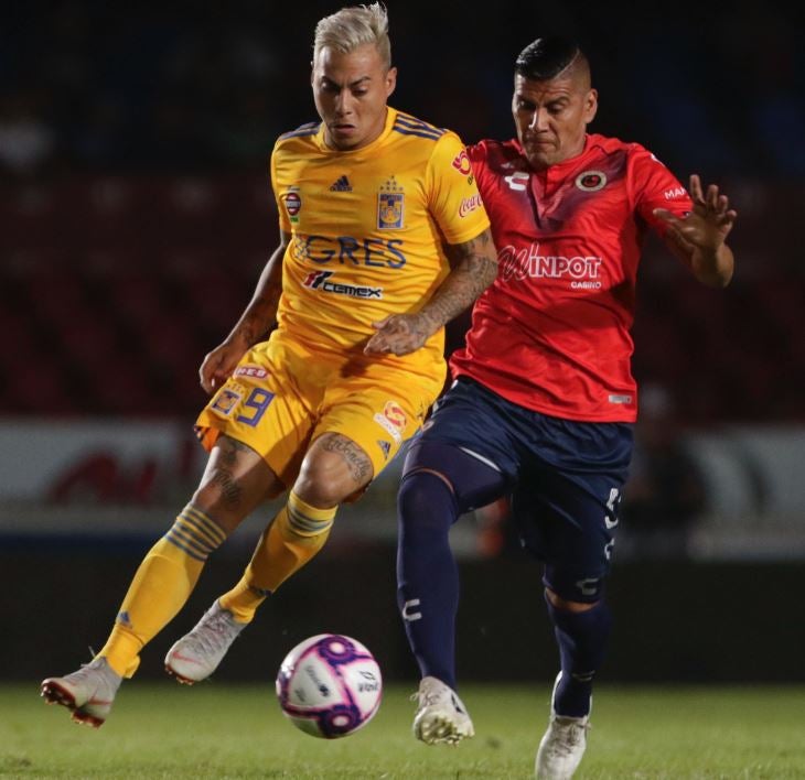 Salcido lucha por el balón contra Vargas