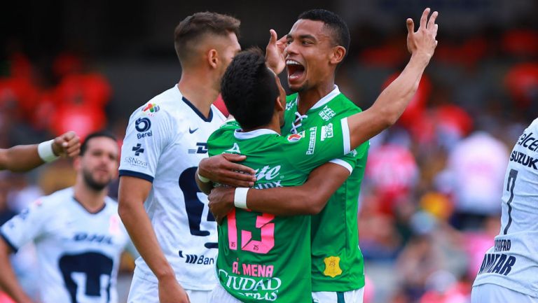 Jugadores de León celebran un gol ante Pumas 