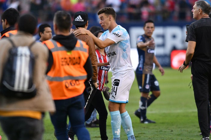 Fans invaden la cancha del Alfonso Lastras