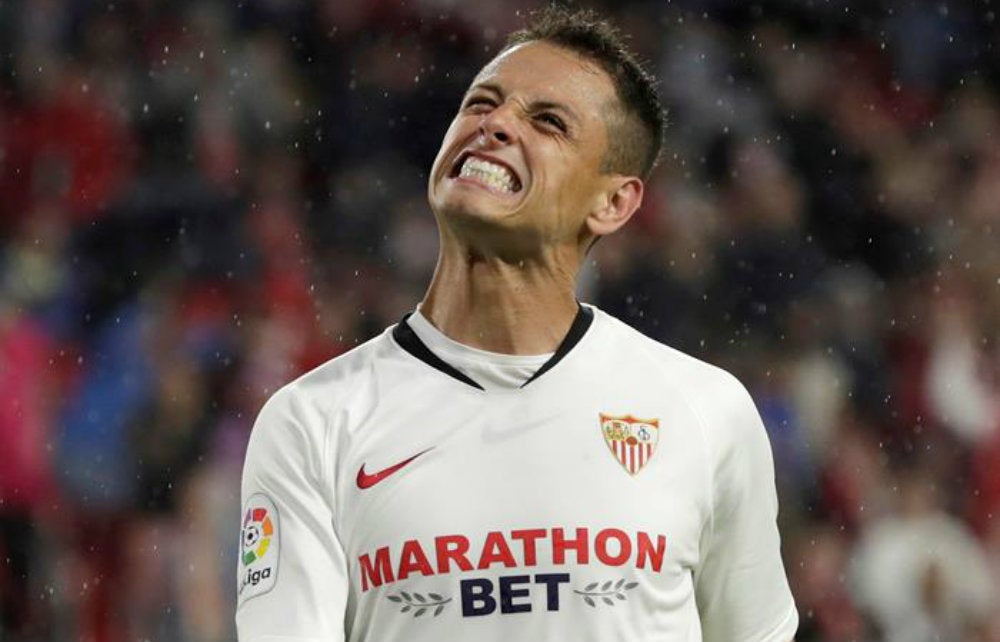 Chicharito se lamenta tras fallar frente al portero