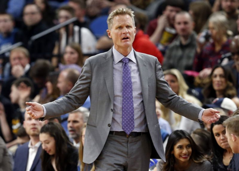 Steve Kerr durante un juego de los Warriors