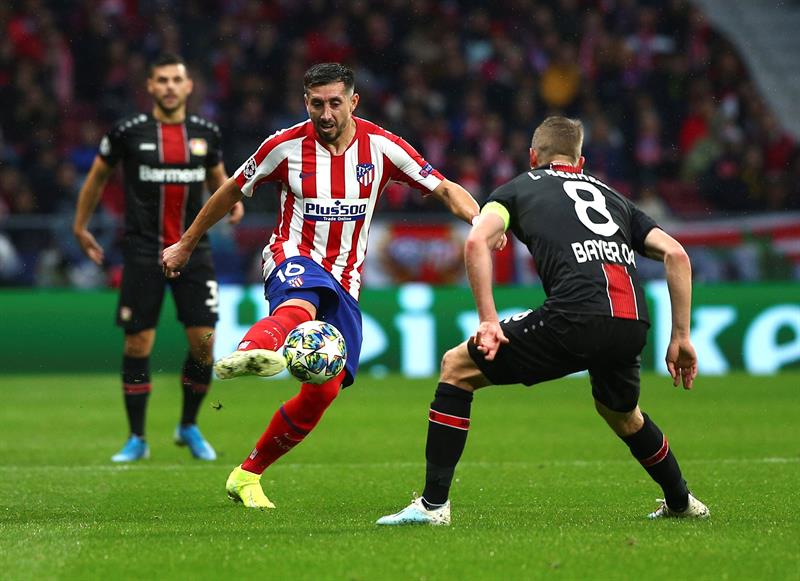 Herrera disputa un balón en el juego frente al Leverkusen