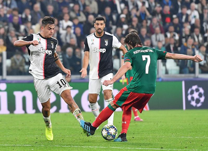 Dybala disputa un balón con Krychowiak