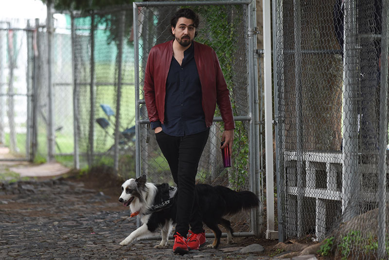 Amaury Vergara y su perro, en la práctica de Chivas