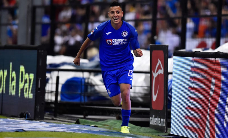 Piojo Alvarado celebra un tanto en el Estadio Azteca 