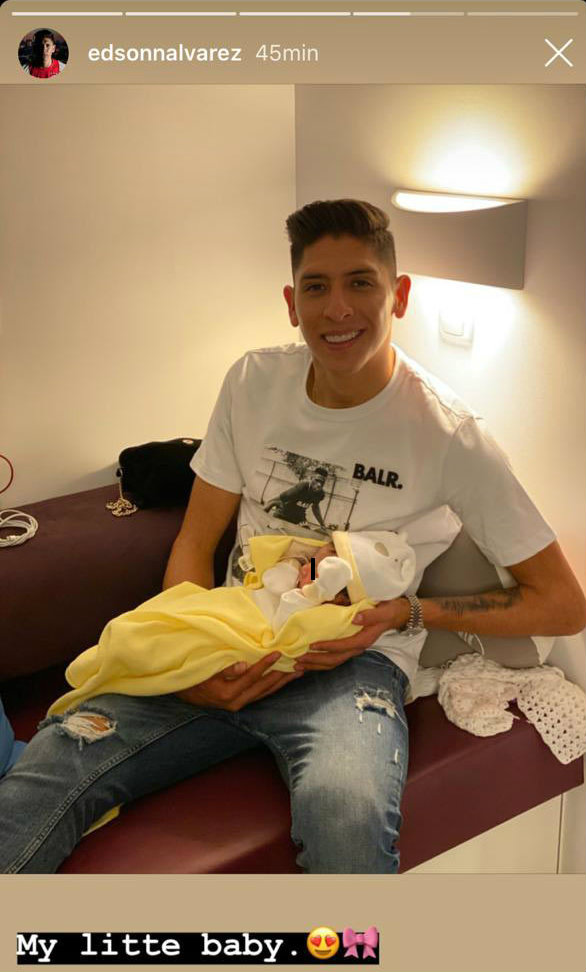 Edson Álvarez carga a su bebé