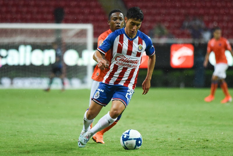 Alejandro Zendejas conduce el balón