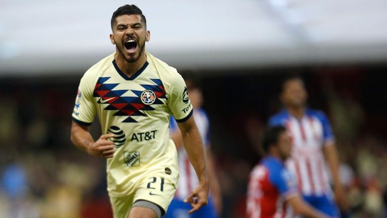 Henry Martín festeja su gol en el Clásico contra Chivas