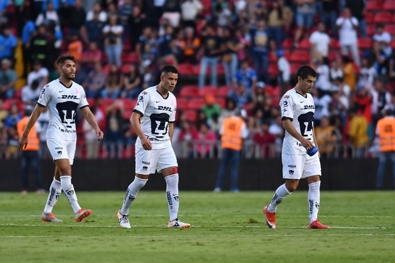 Jugadores de Pumas cabizbajos tras perder ante Gallos